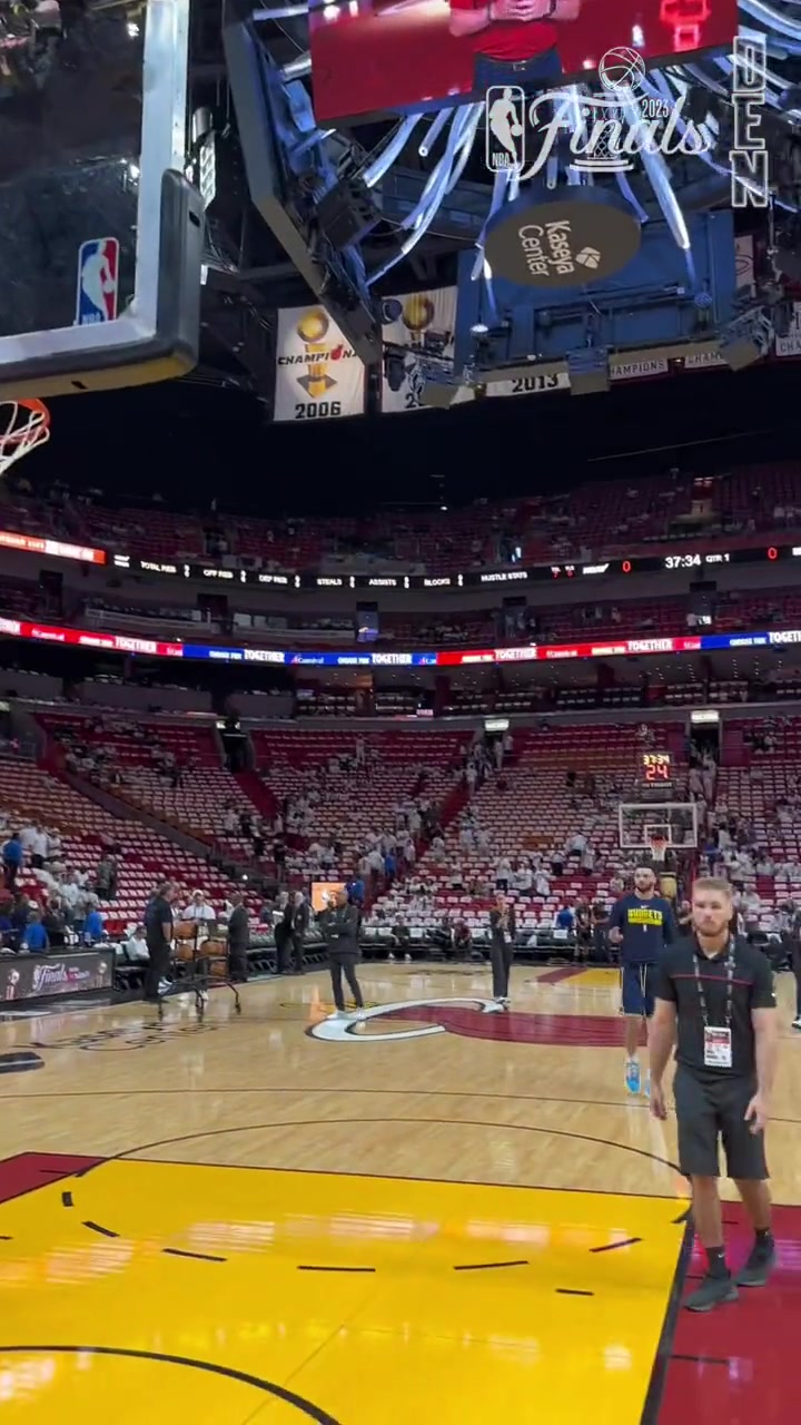 又要爆了穆雷賽前16秒內(nèi)飚中一記中圈3分負角度進球