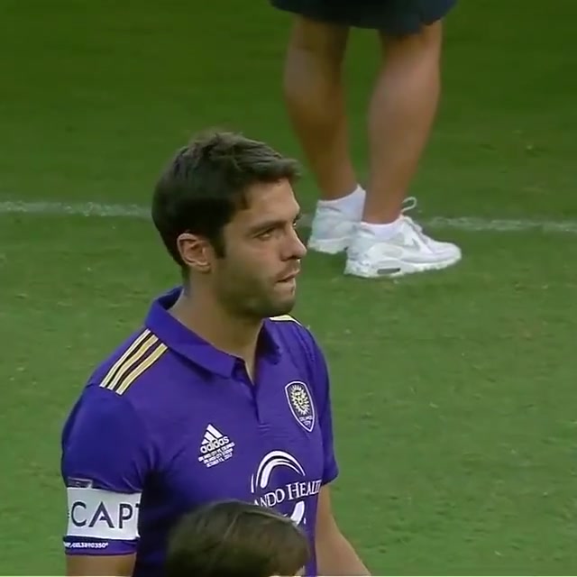 那一天卡卡結束了自己 16 年的傳奇生涯依依不舍地告別了足球