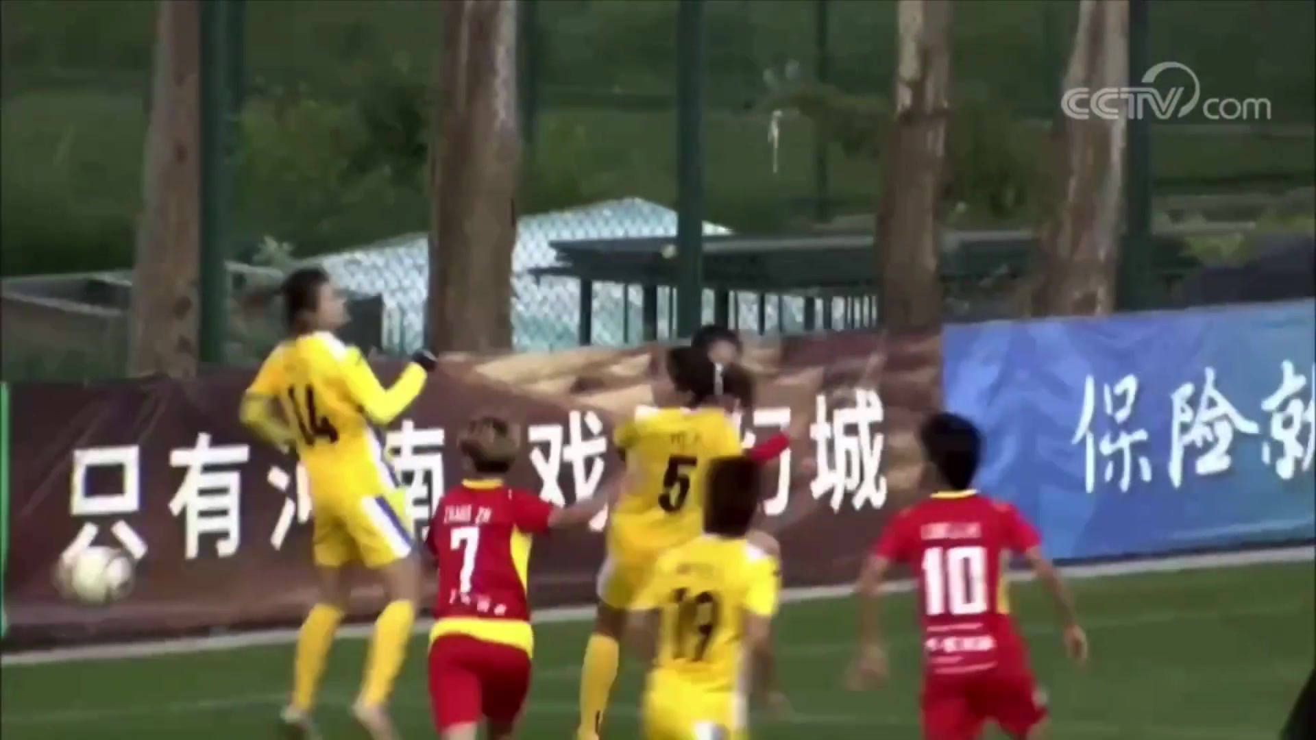 超級(jí)巨大女超聯(lián)賽名場(chǎng)面門將未開出門球被對(duì)手反搶絕平